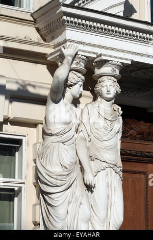 Due cariatidi da scultore austriaco Franz Anton von Zauner supportano l'ingresso principale al Palazzo Pallavicini a Josefsplatz di Vienna in Austria. Foto Stock