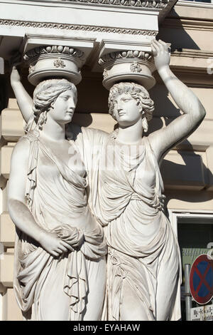 Due cariatidi da scultore austriaco Franz Anton von Zauner supportano l'ingresso principale al Palazzo Pallavicini a Josefsplatz di Vienna in Austria. Foto Stock