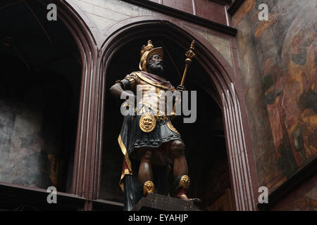 Statua colorata del console romano Lucius Munatius Plancus nell atrio della Rathaus Basel a Basilea in Svizzera. Foto Stock