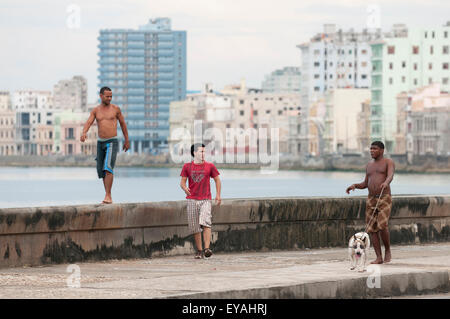 L'Avana, Cuba - Maggio 2011: giovani residenti della città noto come Habaneros, a piedi nella parte anteriore della skyline lungo la parete del Foto Stock