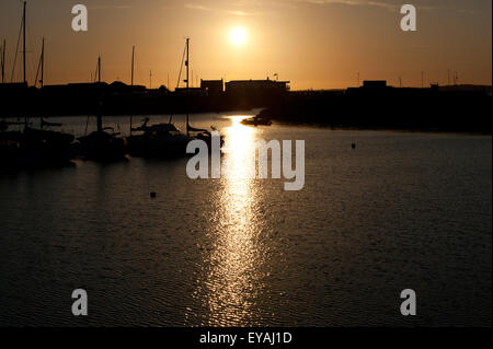Bel tramonto sul porto tranquillo a Howth, Dublino, Irlanda Foto Stock