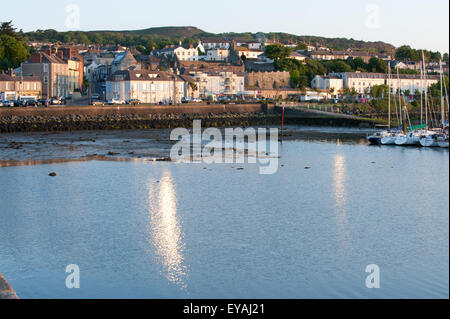 Bel tramonto sul porto tranquillo a Howth, Dublino, Irlanda Foto Stock