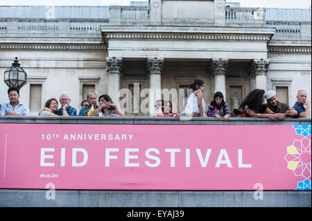 Londra, Regno Unito. Il 25 luglio 2015. L'Eid Festival celebra la fine del Ramadan e un evento annuale ha luogo in Trafalgar Square. Quest anno segna il decimo anniversario dell'evento gratuito come migliaia di londinesi e turisti in testa al quadrato per ascoltare musica, esempi di alimenti provenienti da tutto il mondo come pure prendere parte in attività speciali. Credito: Stephen Chung / Alamy Live News Foto Stock