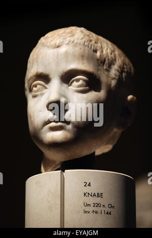 Testa di un ragazzo. Busto di marmo romano da circa 220 d.C. Kunsthistorisches Museum, Vienna, Austria. Foto Stock