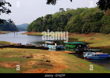 Imbarcazioni da diporto tenetevi pronti per andare a visitare le attrazioni turistiche gita al lago di Thekkady, parte di del Periyar Riserva della Tigre e la vita selvatica Santuario Foto Stock