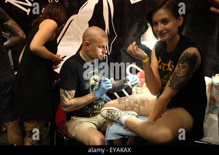 Gdansk, Polonia 25th, Luglio 2015 Gdansk Tattoo Konwent 2015 prende il via in ambra Expo hall. Durante la due giorni di evento della durata di decine di artisti del tatuaggio mostrano la loro arte. È occasione per farsi un tatuaggio del più noto in Polonia e all'estero tattooists. Credito: Michal Fludra/Alamy Live News Foto Stock