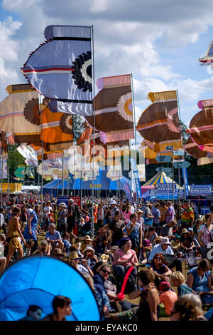 Charlton Park, Wiltshire, Regno Unito. Xxv Luglio, 2015. Atmosfera al WOMAD (il mondo della musica, arte e danza) Festival a Charlton Park su 25/07/2015 in Charlton Park di Malmesbury. La folla sotto le bandiere della sun. Foto di Julie Edwards/Alamy Live News Foto Stock