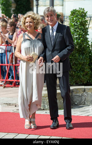 Bayreuth, Germania. Xxv Luglio, 2015. L'attrice Michaela Maggio e suo marito Bernd Schadewald arrivare per la apertura della 104th Bayreuth Festival di Bayreuth, Germania, 25 luglio 2015. Il festival di Richard Wagner corre fino al 28 agosto. Foto: TOBIAS HASE/DPA/Alamy Live News Foto Stock