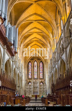 Il coro della cattedrale della Beata Vergine Maria vista da alta croce, Truro, Cornwall, Regno Unito Foto Stock