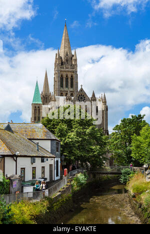 La cattedrale e il fiume Allen da New Bridge Street, Truro, Cornwall, England, Regno Unito Foto Stock