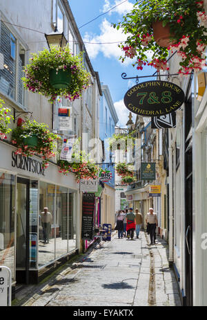 Negozi sulla corsia di cattedrale nel centro della città di Truro Cornwall, England, Regno Unito Foto Stock