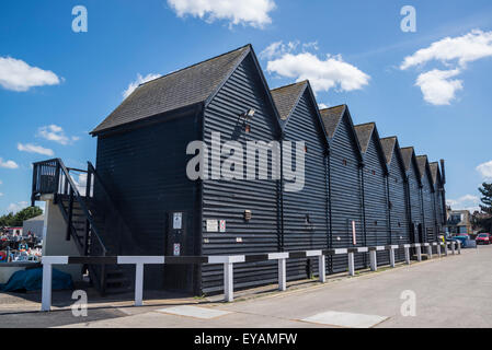 Whitstable Harbour, verniciato nero capanne, Kent, England, Regno Unito Foto Stock