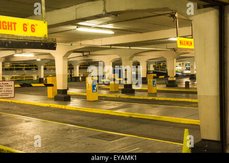 Parcheggio multipiano ingresso Foto Stock