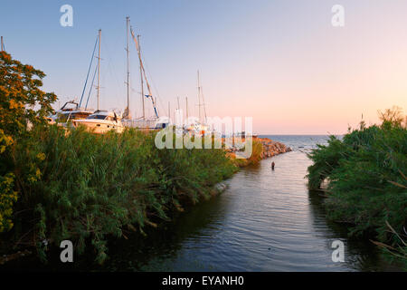 Fiume sul lungomare ateniese e il bacino di carenaggio in Alimos marina, Grecia. Foto Stock