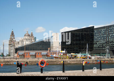 Immagine editoriale presi in Liverpool dei contrasti tra vecchi e nuovi edifici lungo la storica parte anteriore del Dock Foto Stock