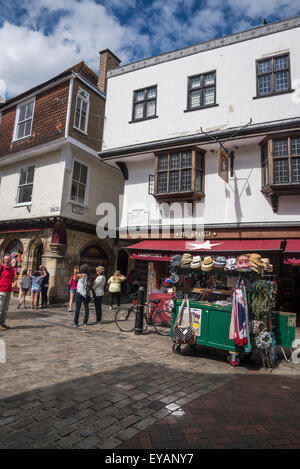 Sfilata con negozi e persone, Canterbury, nel Kent, England, Regno Unito Foto Stock