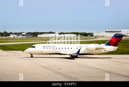 Collegamento a triangolo (Expressjet Airlines) CRJ-200ER, Springfield-Branson National Airport, Missouri Foto Stock