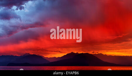 Tempestoso tramonto sul canale del cofano e le montagne olimpiche presi da Seabeck, Washington Foto Stock