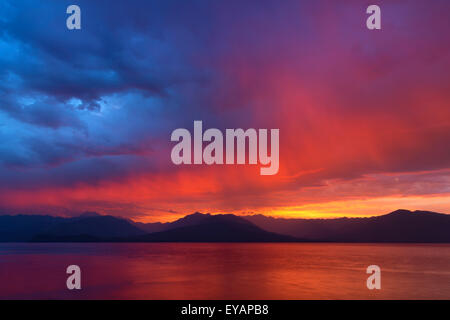 Tempestoso tramonto sul canale del cofano e le montagne olimpiche presi da Seabeck, Washington Foto Stock