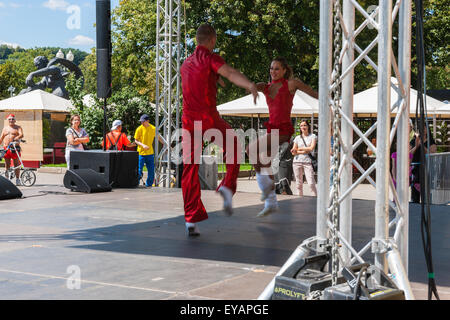 Mosca, Russia. Xxv Luglio, 2015. Città di Mosca Giochi Sport 2015 festival ha avuto luogo presso la Olympic Sport Luzhniky complessi della città di Mosca. Adulto Non identificato ballerini eseguono acrobazie rock rock'n'roll come parte dell'estate rock'n'roll e swing dance festival. Credito: Alex Immagini/Alamy Live News Foto Stock