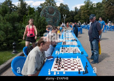 Mosca, Russia. Xxv Luglio, 2015. Città di Mosca Giochi Sport 2015 festival ha avuto luogo presso la Olympic Sport Luzhniky complessi della città di Mosca. Tutti i tipi di attività sportive per persone di tutte le età. Il nobile gioco degli scacchi. Scacchi simultanea visualizzazione. Uomini non identificati contro una donna. Credito: Alex Immagini/Alamy Live News Foto Stock