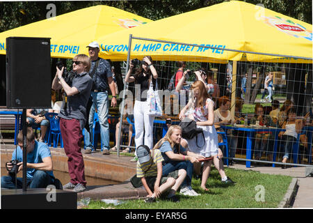 Mosca, Russia. Xxv Luglio, 2015. Città di Mosca Giochi Sport 2015 festival ha avuto luogo presso la Olympic Sport Luzhniky complessi della città di Mosca. Unidentified guardare la gente di montagna le prestazioni di biciclette. Credito: Alex Immagini/Alamy Live News Foto Stock