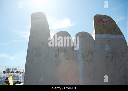 Mosca, Russia. Xxv Luglio, 2015. I fatti in casa a base di macchina volante per il 2015 Red Bull Flugtag manifestazione a Mosca, Russia.Il mondo il primo Red Bull Flugtag ha avuto luogo a Vienna, Austria, nel 1991. (Credito Immagine: © Anna Sergeeva via ZUMA filo) Foto Stock