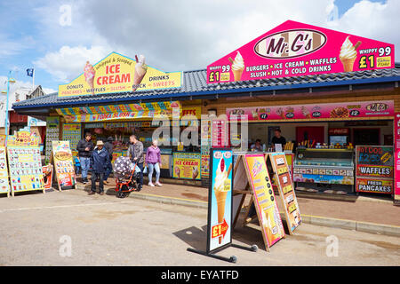 Fronte spiaggia snack e gelati chioschi, Torre Esplanade Skegness Lincolnshire UK Foto Stock