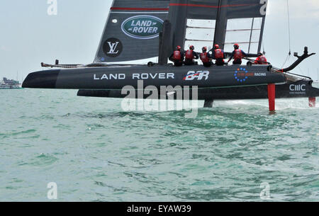 Portsmouth, Hampshire, Regno Unito - 25 luglio 2015 Land Rover BAR led da Sir Ben Ainslie sul AC45f lamelle racing ,nelle gare di 1 dei 2 oggi nella Louis Vuitton America's Cup World Series di Portsmouth. Sei squadre sono in concorrenza in Land Rover BAR led da Sir Ben Ainslie, Team Oracle USA, Artemis Racing da Svezia, Emirates Team New Zealand, Team di SoftBank Giappone e Groupama Team Francia tutti vela il 'Flying' AC45f. Credito: Gary Blake /Alamy Live News Foto Stock