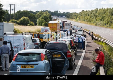 Traffico Autostradale jam session con la strada chiusa. Una carreggiata è stazionario il traffico di accodamento con vuoto l'altro Foto Stock