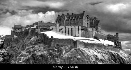Il Castello di Edimburgo con inverno cielo drammatico, Città Vecchia, Scozia - Sito Patrimonio Mondiale dell'Unesco, REGNO UNITO Foto Stock