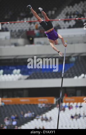 Piotr Lisek (POL) concorrenti negli uomini della Pole Vault concorrenza, il giorno due del Sainsbury's Anniversario giochi presso la Queen Elizabeth II Olympic Park, Londra. Lisek giunse quinto al concorso. Foto Stock