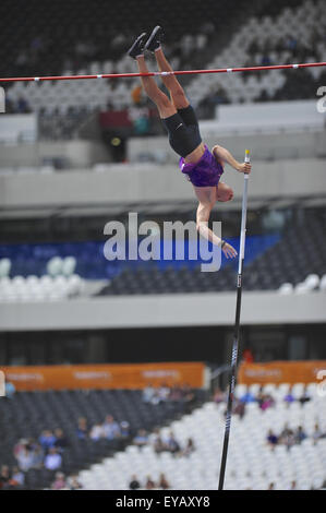 Piotr Lisek (POL) concorrenti negli uomini della Pole Vault concorrenza, il giorno due del Sainsbury's Anniversario giochi presso la Queen Elizabeth II Olympic Park, Londra. Lisek giunse quinto al concorso. Foto Stock