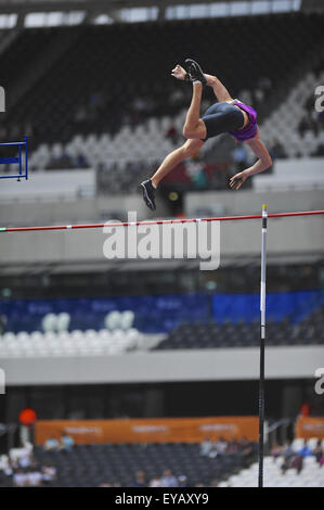 Piotr Lisek (POL) concorrenti negli uomini della Pole Vault concorrenza, il giorno due del Sainsbury's Anniversario giochi presso la Queen Elizabeth II Olympic Park, Londra. Lisek giunse quinto al concorso. Foto Stock