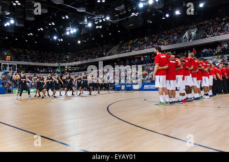 Londra, Regno Unito. Xxv Luglio, 2015. La Neri alti eseguire la 'Haka' prima dell'inizio della Gran Bretagna vs. Nuova Zelanda Tall Blacks gioco di basket presso la casella di rame Arena del Parco Olimpico. Nuova Zelanda vincere 84-63. Foto Stock