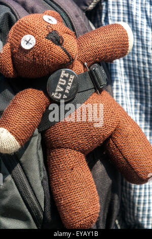 Orsacchiotto di peluche con il pulsante CVUT (Czech Technical University) a Praga Foto Stock