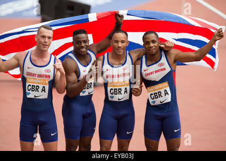 Londra, Regno Unito. Xxv Luglio, 2015. Team GBR A, (Richard KILTY, Harry AIKINES-ARYEETEY, James ELLINGTON, Chijindu UJAH) Uomini 4x100m relè, Diamond League Sainsbury's Anniversario Giochi, Queen Elizabeth Olympic Park, Stratford, Londra, Regno Unito. Credito: Simon Balson/Alamy Live News Foto Stock