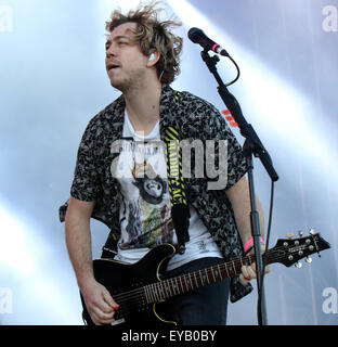 Southsea, Hampshire, Regno Unito. Xxv Luglio, 2015. Performing live a Portsmouth Live al Waterfront Festival Arena sul Southsea comune dopo la Coppa America World Series racing. Eseguire McBusted Liv ad una folla di circa 20.000 persone. Credito: uknip/ Alamy Live News Foto Stock