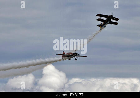 Vancouver, Canada. Xxv Luglio, 2015. Due velivoli eseguire una dimostrazione di volo in cielo al confine Bay air show in Delta, Canada, lug. 25, 2015. Onorando il settantesimo anniversario della fine della II Guerra Mondiale, l'air show di quest'anno mette in mostra vari aerei vintage e dimostrazioni di volo durante l'evento. © Liang sen/Xinhua/Alamy Live News Foto Stock