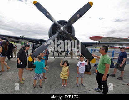 Vancouver, Canada. Xxv Luglio, 2015. I visitatori osservano un aeromobile vintage sul display al confine Bay air show in Delta, Canada, 25 luglio 2015. Onorando il settantesimo anniversario della fine della II Guerra Mondiale, l'air show di quest'anno mette in mostra vari aerei vintage e dimostrazioni di volo durante l'evento. © Liang sen/Xinhua/Alamy Live News Foto Stock