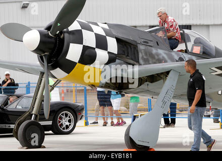 Vancouver, Canada. Xxv Luglio, 2015. Un visitatore richiede uno sguardo più da vicino a un aeromobile vintage sul display al confine Bay air show in Delta, Canada, 25 luglio 2015. Onorando il settantesimo anniversario della fine della II Guerra Mondiale, l'air show di quest'anno mette in mostra vari aerei vintage e dimostrazioni di volo durante l'evento. © Liang sen/Xinhua/Alamy Live News Foto Stock