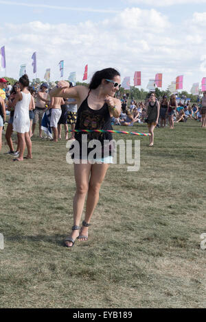 Oro-Medonte, Ontario, Canada. Il 24 luglio 2015. Vista generale e la folla al 1° giorno inaugurale della Wayhome Musica e Arts Festival a Burl's Creek caso motivi si trova a nord di Toronto. Credito: EXImages/Alamy Live News Foto Stock