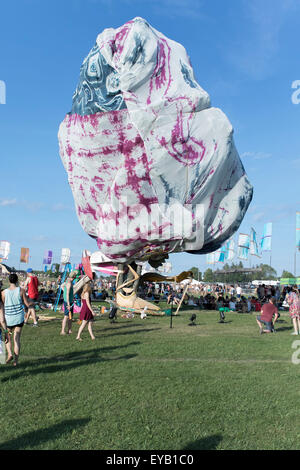 Oro-Medonte, Ontario, Canada. Il 24 luglio 2015. Vista generale e la folla al 1° giorno inaugurale della Wayhome Musica e Arts Festival a Burl's Creek caso motivi si trova a nord di Toronto. Credito: EXImages/Alamy Live News Foto Stock