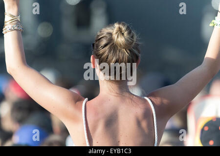 Oro-Medonte, Ontario, Canada. Il 24 luglio 2015. Vista generale e la folla al 1° giorno inaugurale della Wayhome Musica e Arts Festival a Burl's Creek caso motivi si trova a nord di Toronto. Credito: EXImages/Alamy Live News Foto Stock