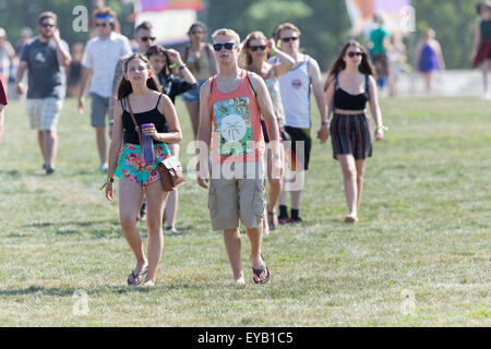 Oro-Medonte, Ontario, Canada. Il 24 luglio 2015. Vista generale e la folla al 1° giorno inaugurale della Wayhome Musica e Arts Festival a Burl's Creek caso motivi si trova a nord di Toronto. Credito: EXImages/Alamy Live News Foto Stock