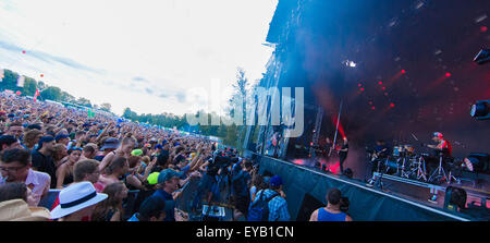 Oro-Medonte, Ontario, Canada. Il 24 luglio 2015. Vista generale e la folla al 1° giorno inaugurale della Wayhome Musica e Arts Festival a Burl's Creek caso motivi si trova a nord di Toronto. Credito: EXImages/Alamy Live News Foto Stock