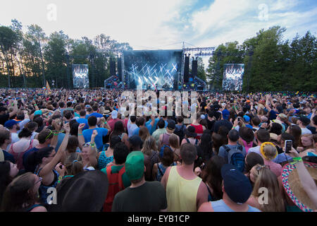 Oro-Medonte, Ontario, Canada. Il 24 luglio 2015. Vista generale e la folla al 1° giorno inaugurale della Wayhome Musica e Arts Festival a Burl's Creek caso motivi si trova a nord di Toronto. Credito: EXImages/Alamy Live News Foto Stock