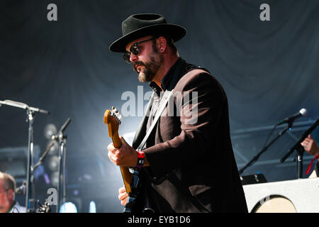 Oro-Medonte, Ontario, Canada. Il 24 luglio 2015. The Decemberists esegue il giorno 1 inaugurale della Wayhome Musica e Arts Festival a Burl's Creek caso motivi si trova a nord di Toronto. Credito: EXImages/Alamy Live News Foto Stock