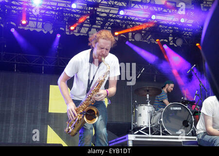 Oro-Medonte, Ontario, Canada. Il 24 luglio 2015. Saxsyndrum esegue il giorno 1 inaugurale della Wayhome Musica e Arts Festival a Burl's Creek caso motivi si trova a nord di Toronto. Credito: EXImages/Alamy Live News Foto Stock