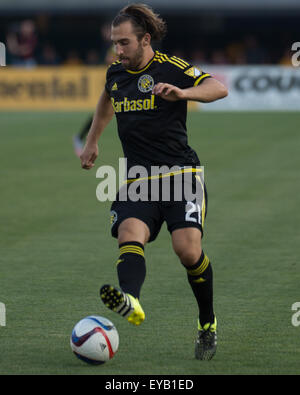 Columbus, Ohio, Stati Uniti d'America. Il 24 luglio, 2015. Columbus Crew defender Ciad Barson (21) gestisce la palla durante una stagione regolare il gioco tra il Columbus Crew SC e FC di Toronto a Mapfre Stadium, in Columbus OH. Brent Clark/Alamy Foto Stock